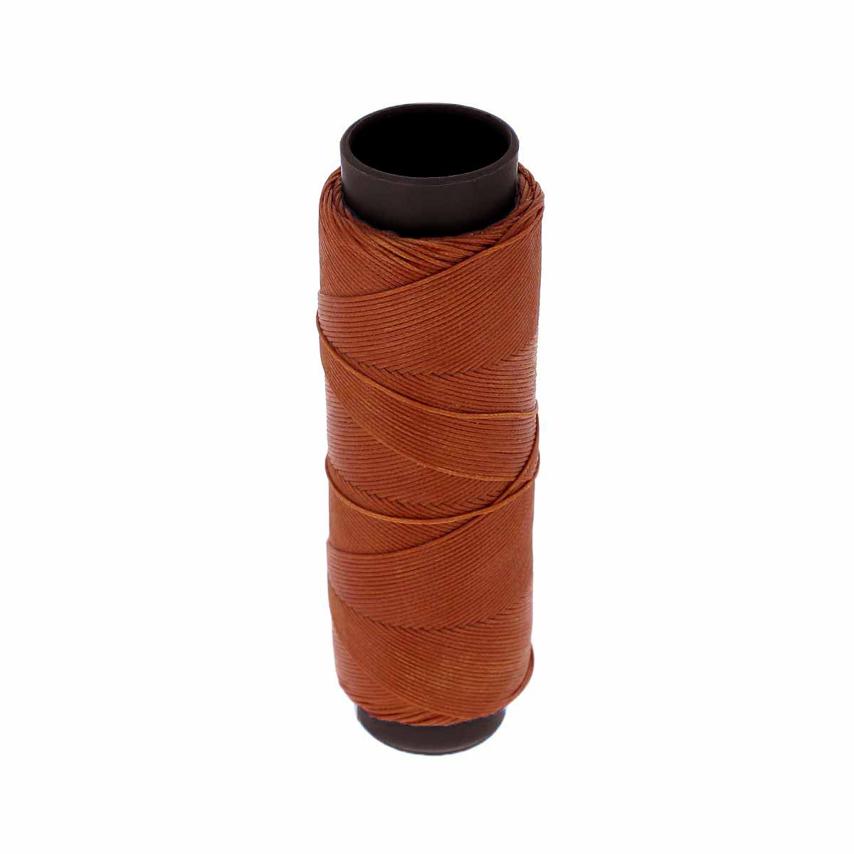 Bobine de 100m de fil polyester tressé et ciré de 0,6mm de couleur rouille, idéale pour travaux de mercerie.