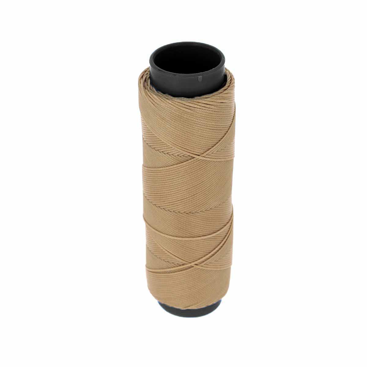 Bobine de 100m de fil polyester tressé et ciré beige rosé, diamètre 0,6mm, pour travaux de mercerie.