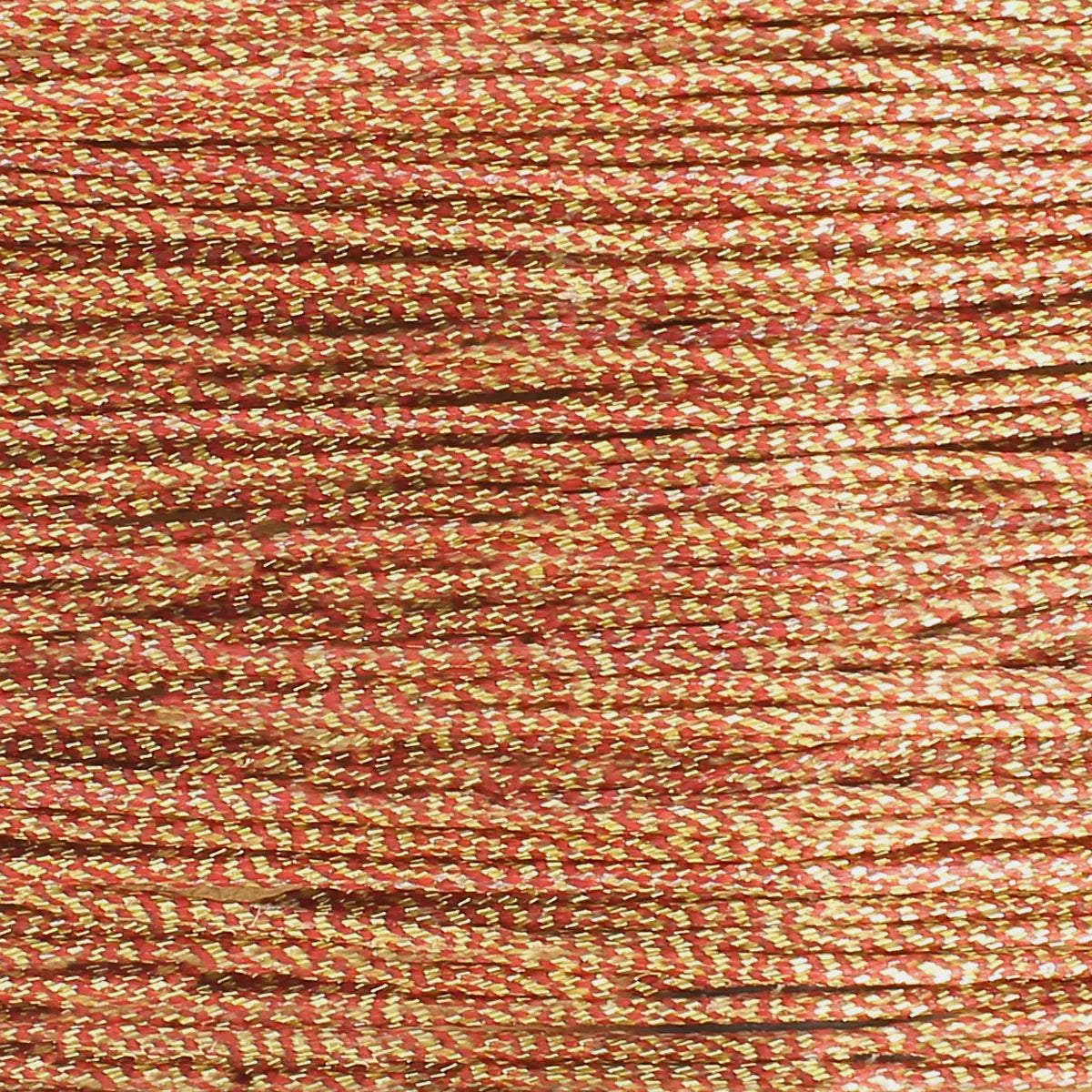 Fil polyester ciré et tressé bicolore doré et rouge, rendu brillant et lumineux. Cartonnette de fil métallisé pour couture à la main, 8 mètres, diamètre 0,8 mm, marque MeiSi