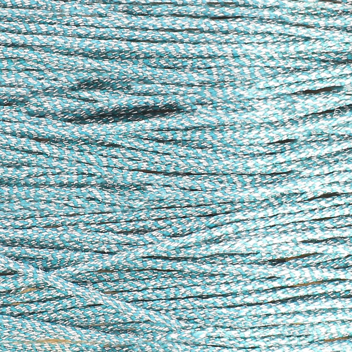 Fil de couture en polyester ciré et tressé couleur bleu clair métallisé. Fil brillant pour couture à la main, cartonnette de 8 mètres, diamètre 0,8 mm de la marque MeiSi