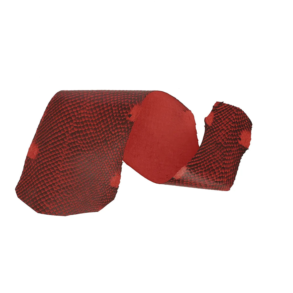 Peau de cuir de saumon rouge finition dégradée. Cuir de poisson tanné en France idéal pour la création d'horlogerie, ornement, gainerie, maroquinerie et bijoux