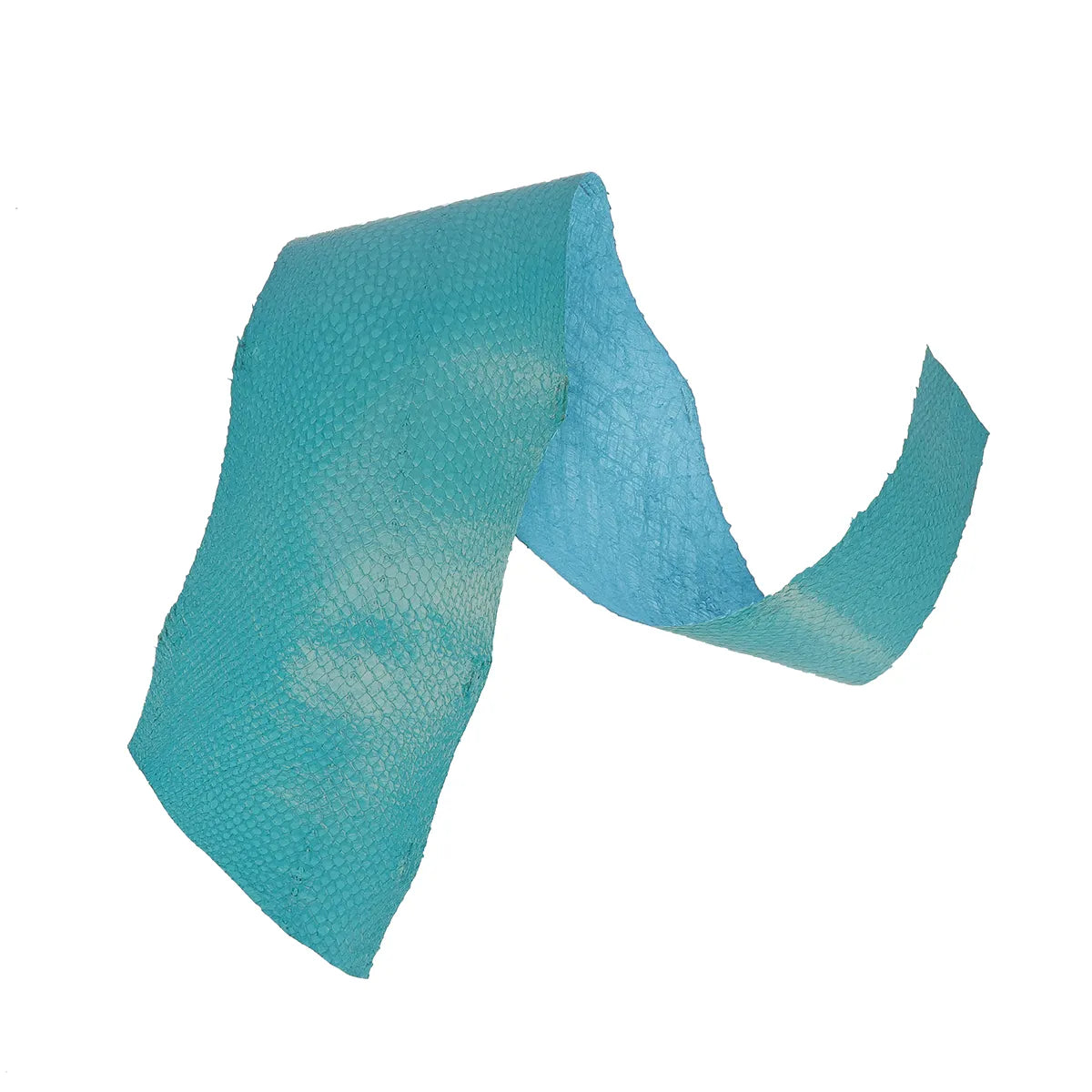 Cuir de saumon bleu turquoise finition brillante, de la gamme Squama by Ictyos. Cuir fin et de haute qualité, idéal pour la création de bracelet de montre, ornement, gainerie et accessoire