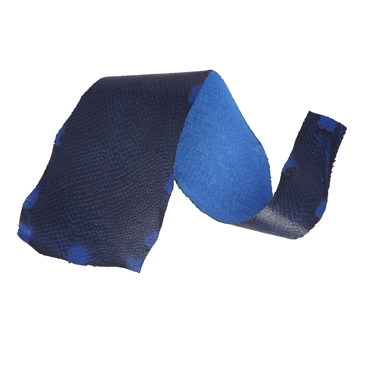 Cuir de saumon bleu foncé dégradé de la gamme Squama de la tannerie Française Ictyos. Cuir marin à petit prix