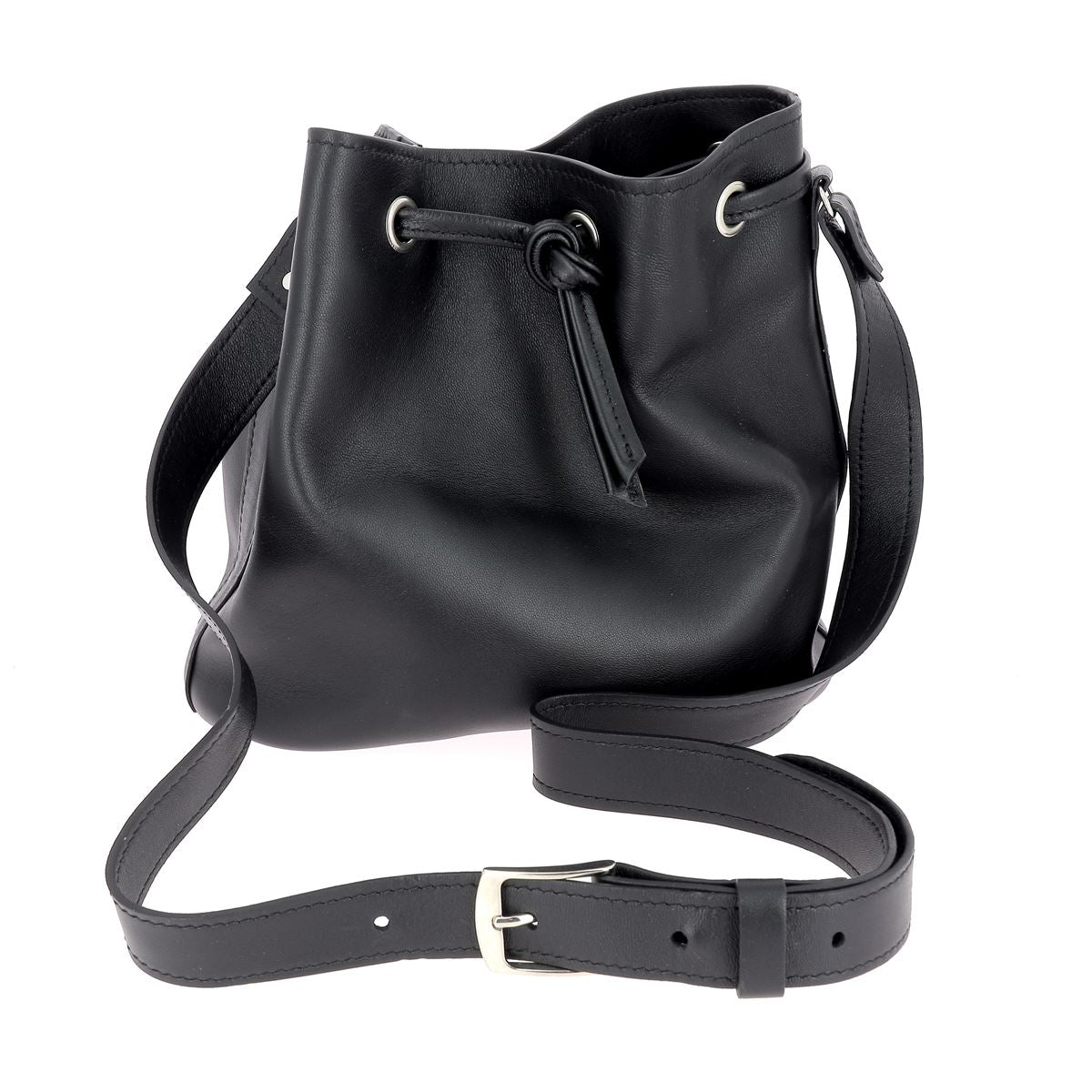 Kit DIY pour sac seau en cuir noir de la marque Deco Cuir, à coudre à la machine, création artisanale.