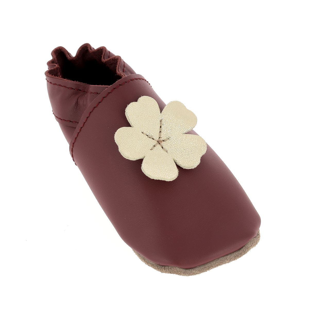 Kit DIY pour chaussons en cuir bébé avec fleur, marque Deco Cuir, montrant les matériaux et modèles en cuir bordeaux.