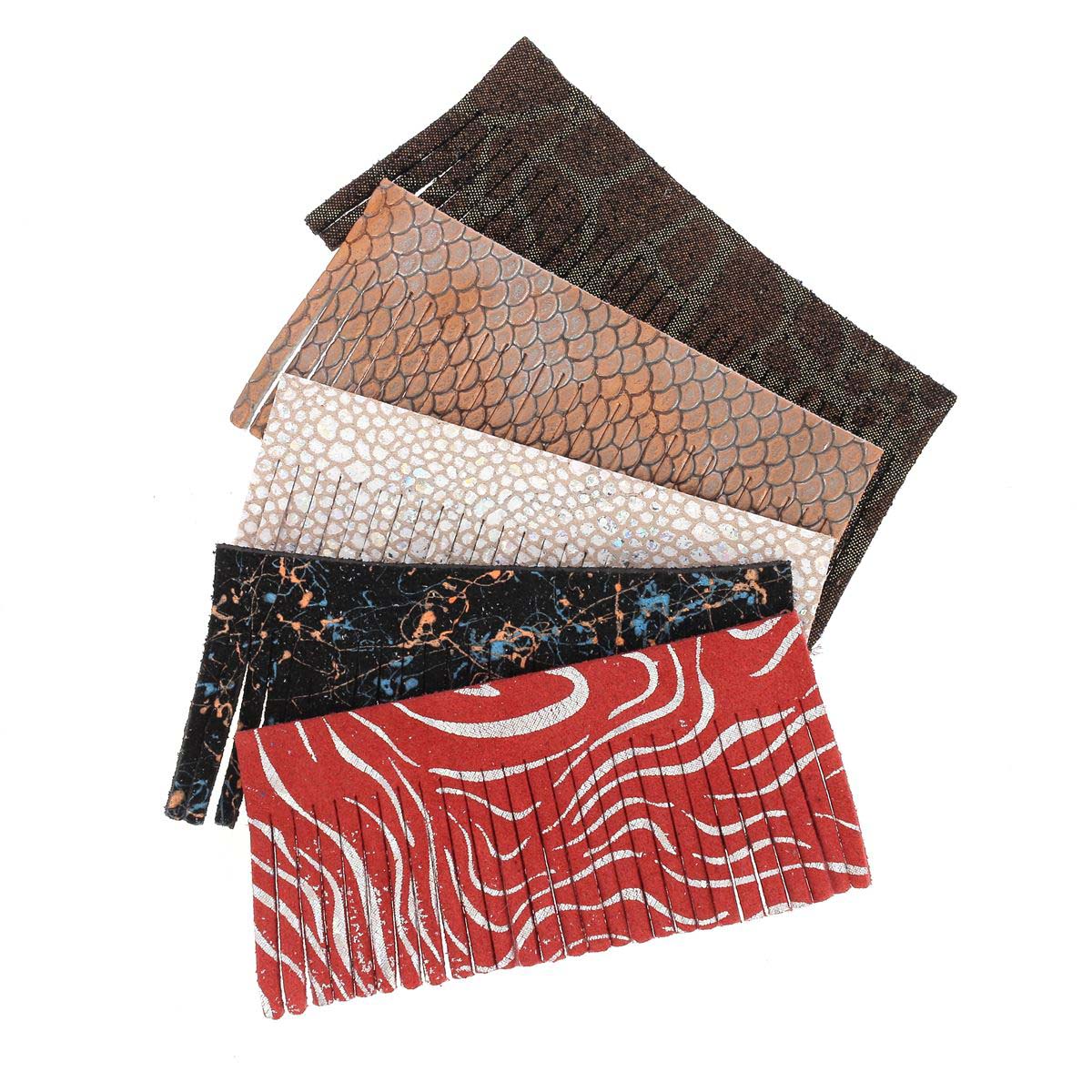 Lot de 5 découpes en cuir avec pompons pour porte-clés en cuir fantaisie, par Deco Cuir, idéal pour accessoires personnalisés.