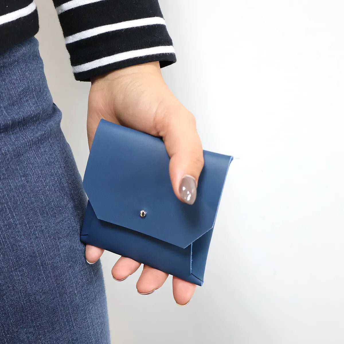 Tutoriel et patron pour mini pochette sans couture en cuir proposé par Deco Cuir, montrant le modèle fini et les détails du cuir.