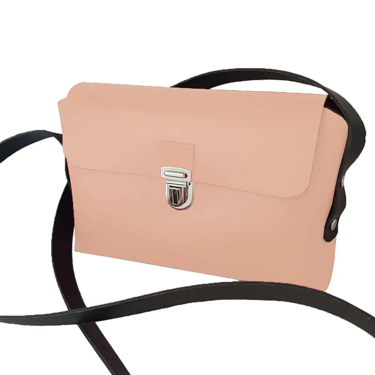Sac bandoulière en cuir rose clair à assembler soi-même grâce au kit DIY. Idéal pour commencer dans la maroquinerie ou offrir en cadeau