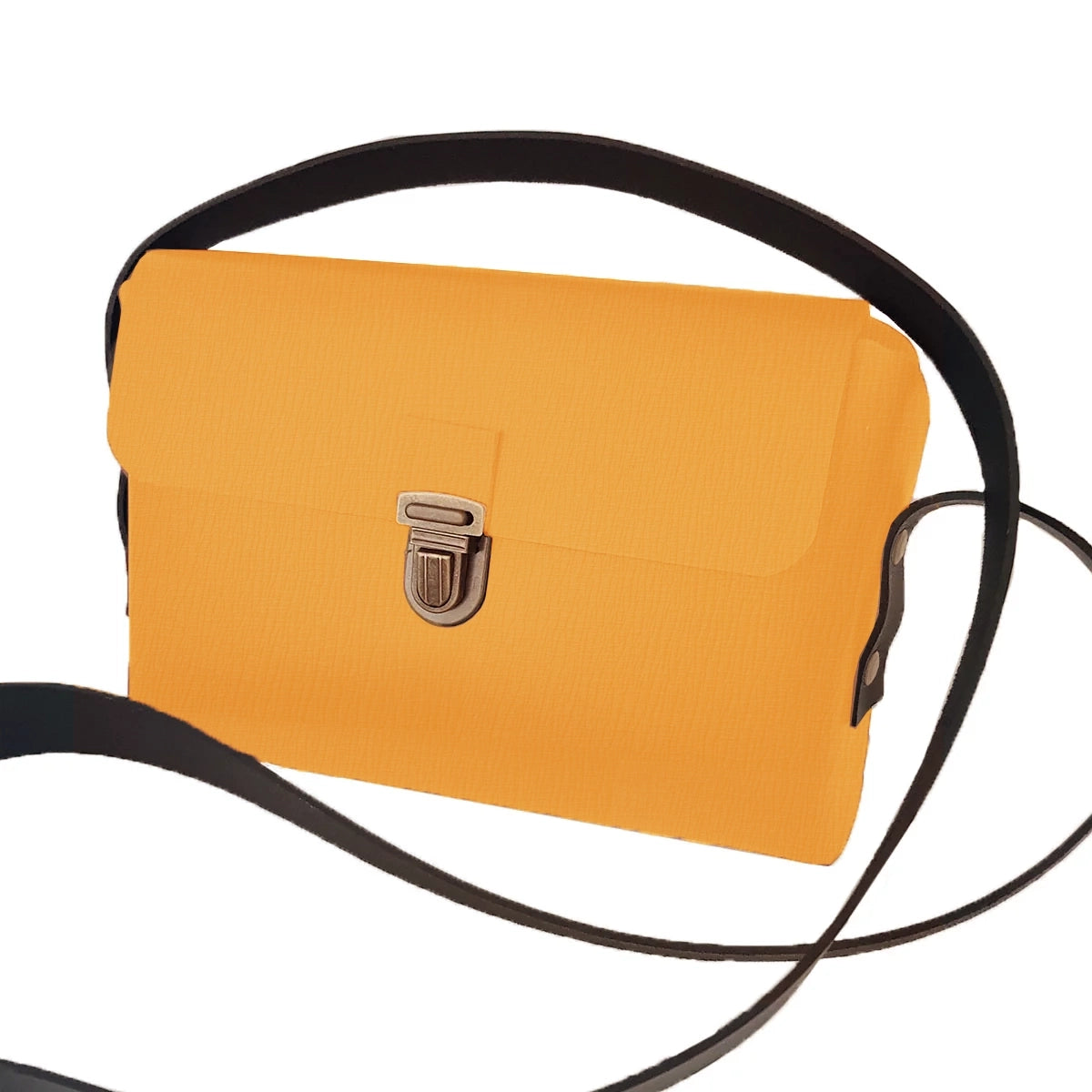 Sac bandoulière en cuir jaune grain saffiano à assembler soi-même grâce à notre kit DIY. Accessible aux débutants
