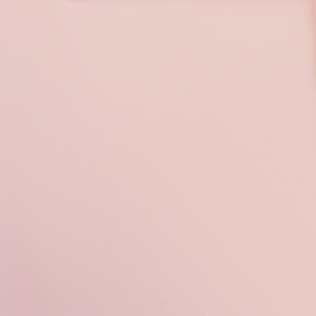 Morceau de cuir de vachette satinato rose pâle, texture lisse et brillant, pour créations artisanales ou maroquinerie.