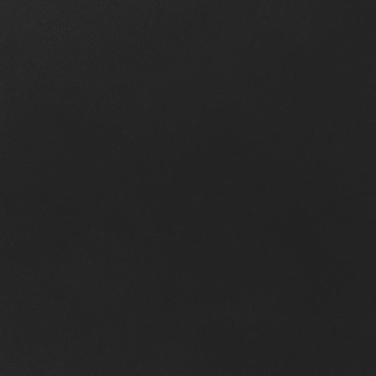 Morceau de cuir de vachette lisse noir. Pièce de cuir idéale pour la création de petite maroquinerie, accessoire, décoration, test...