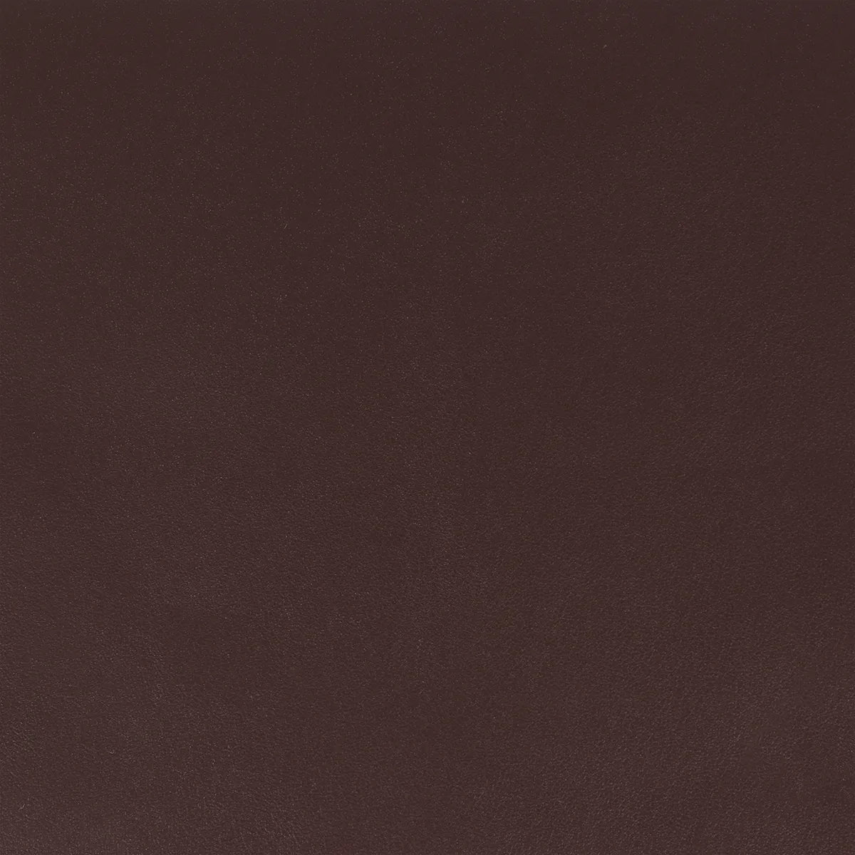 Pièce de cuir de veau lisse bordeaux, de la gamme Nappa. Morceau de cuir souple et fin idéal pour la fabrication de petite maroquinerie, test, prototype, accessoire, décoration...