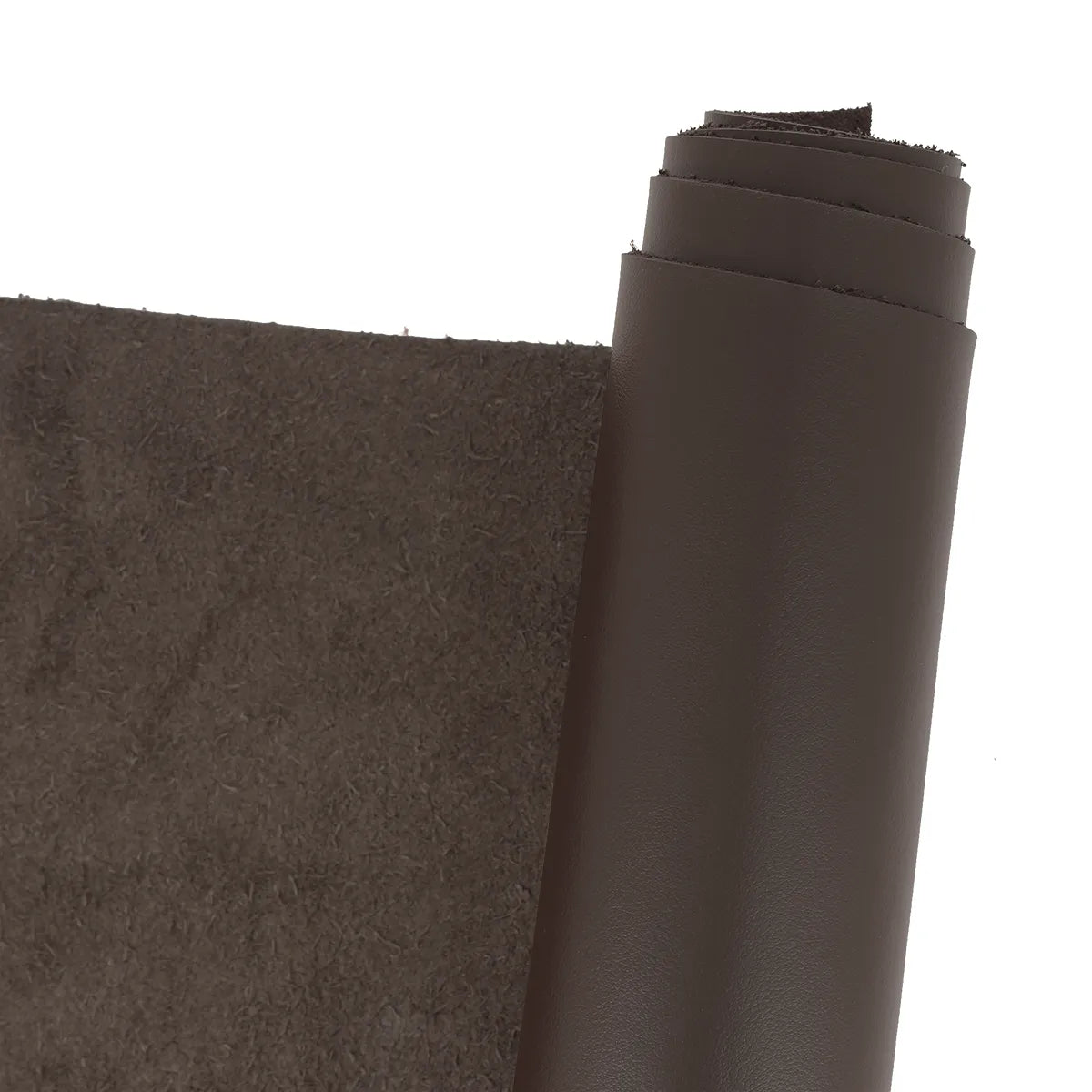 Peau de cuir de veau couleur marron chocolat de la gamme NAPPA. Cuir lisse et souple idéal pour la fabrication de sac, pochette, petite maroquinerie, étui de téléphone...