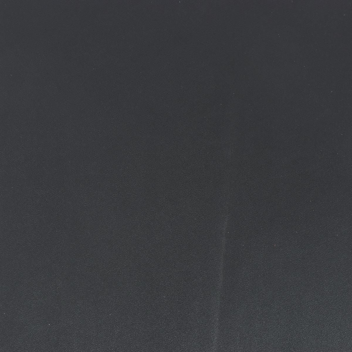 Peau de cuir noir SAUVAGE, tannage végétal, pour collet, texture naturelle et finition authentique, par Autres.