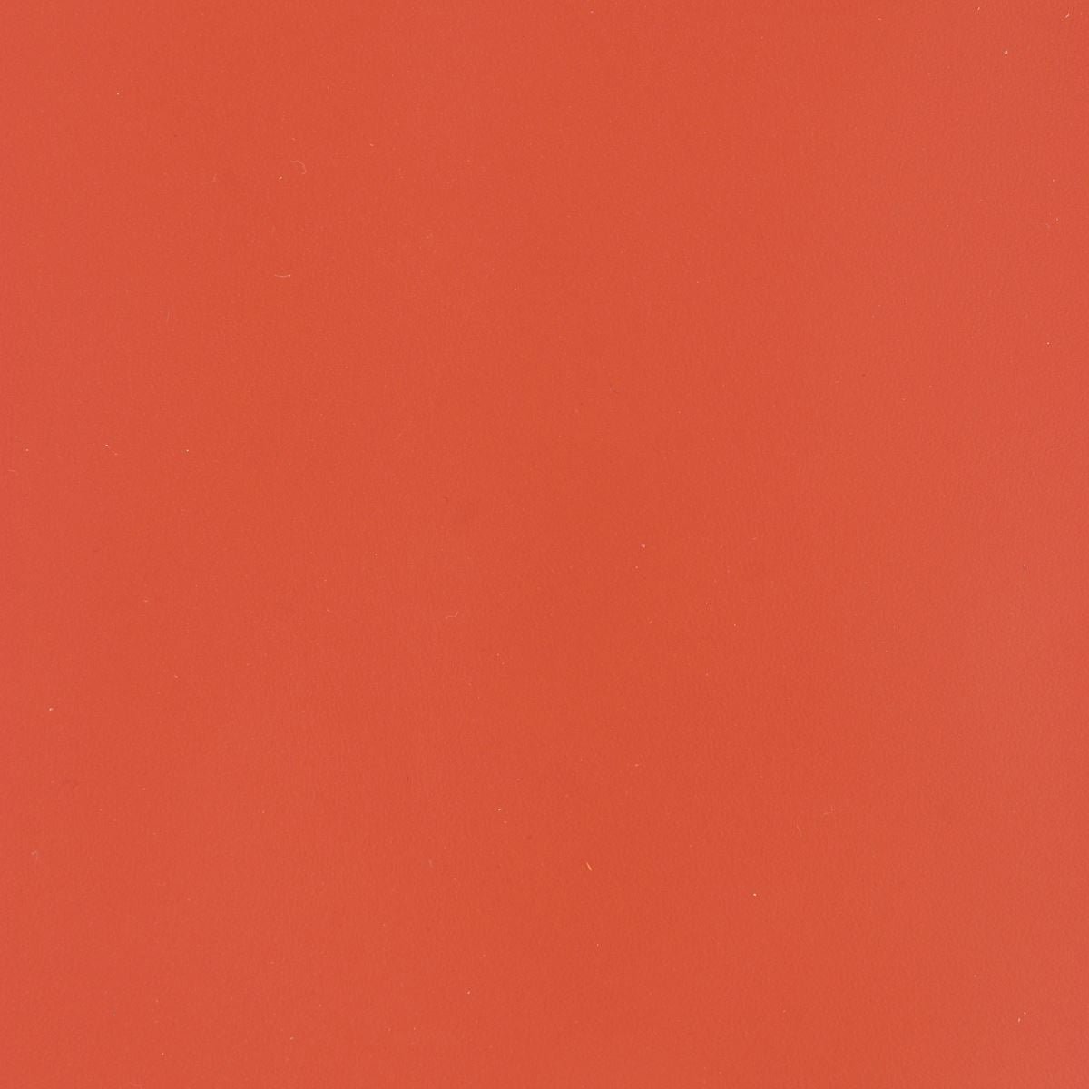 Peau de cuir de veau Satinlys orange, texture satinée, pour projets de maroquinerie ou décoration, vue rapprochée.