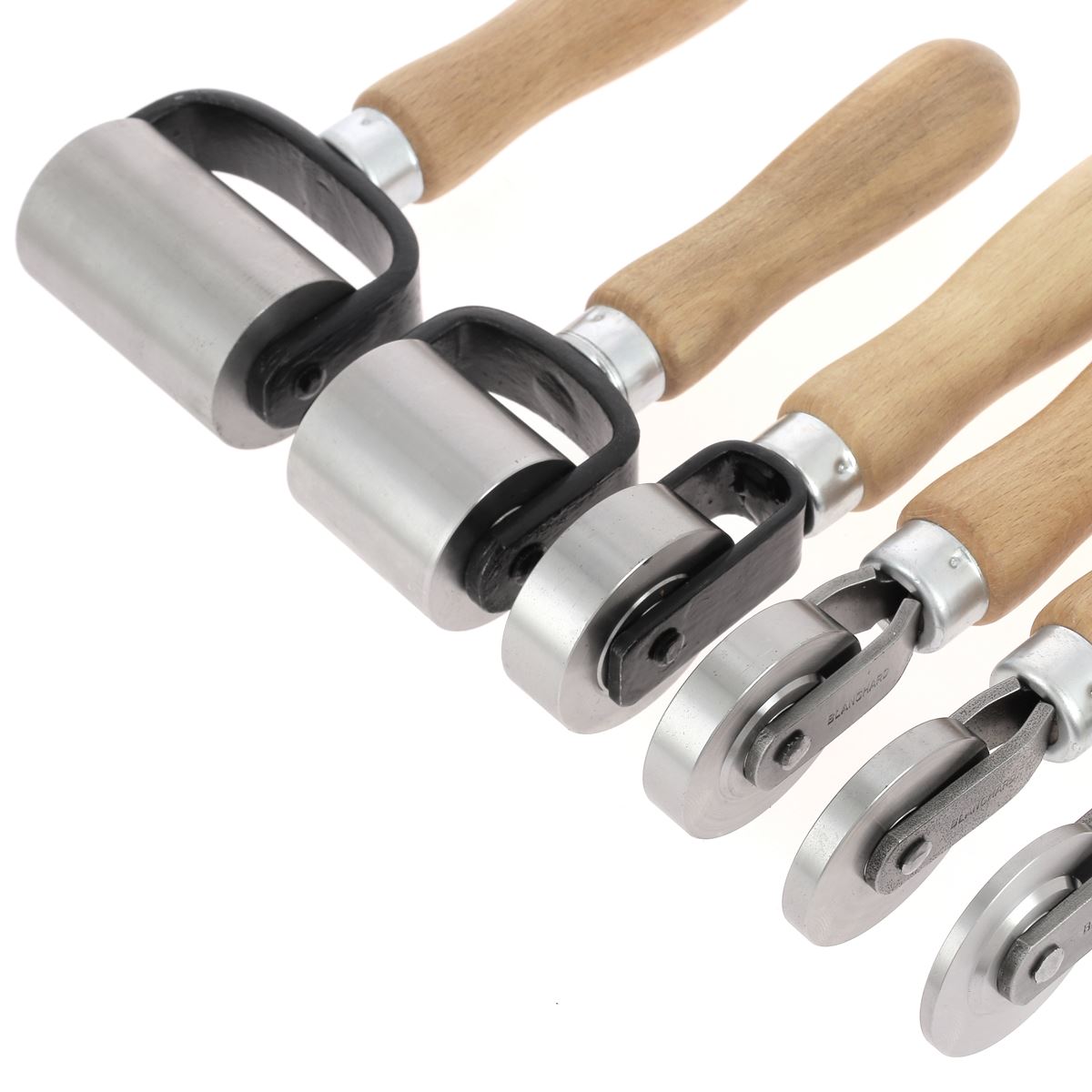Rouleau en acier lisse Vergez Blanchard, outil pour presser le cuir, avec surface brillante et manche ergonomique.
