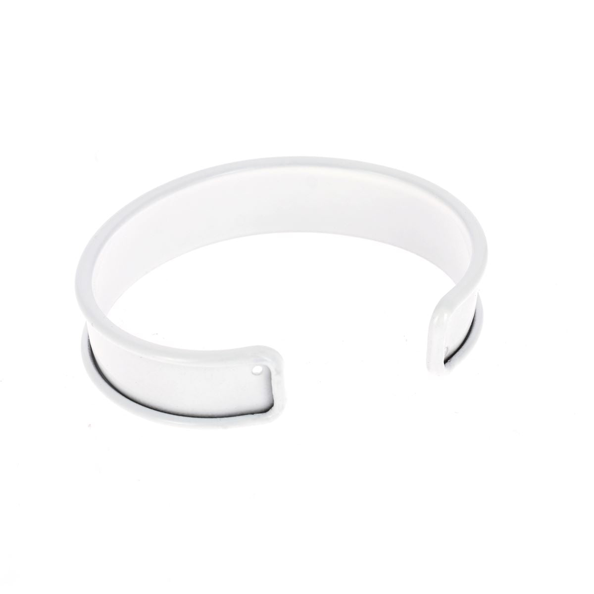 Bracelet manchette en laiton blanc de 10mm, accessoire de mode moderne et élégant, porté sur le poignet.