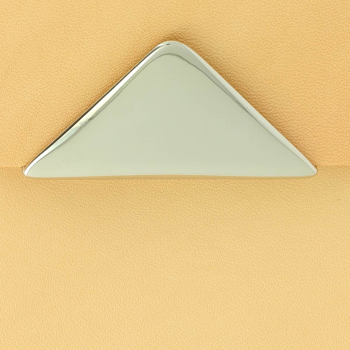 Fermoir sac triangle magnétique de 55x25 mm en nickelé, accessoire pour sacs et sacs à main.