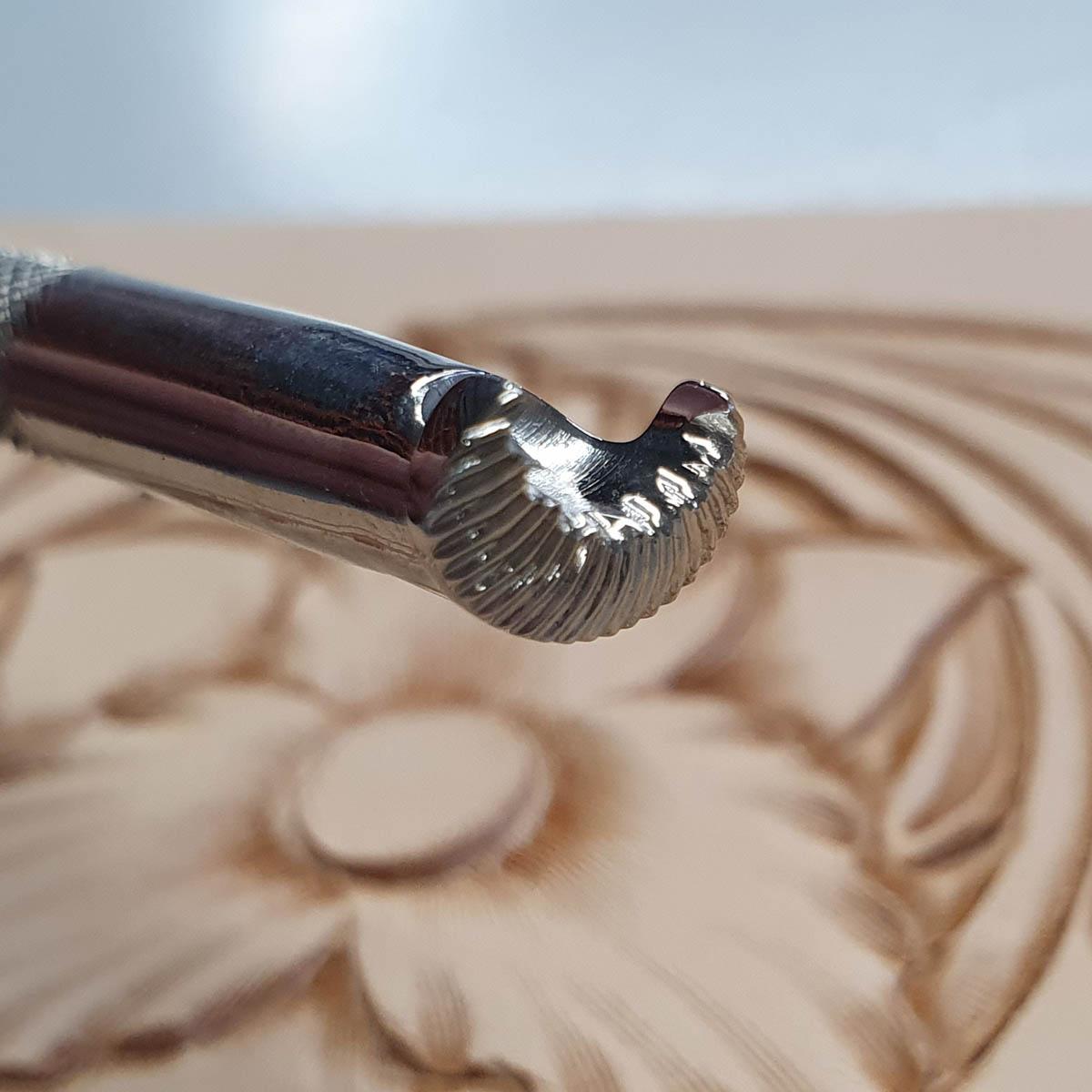 Outil Matoir Fluted Camouflage de Barry King Tools, taille 2, avec finition rainurée, conçu pour la camouflage et la sculpture.