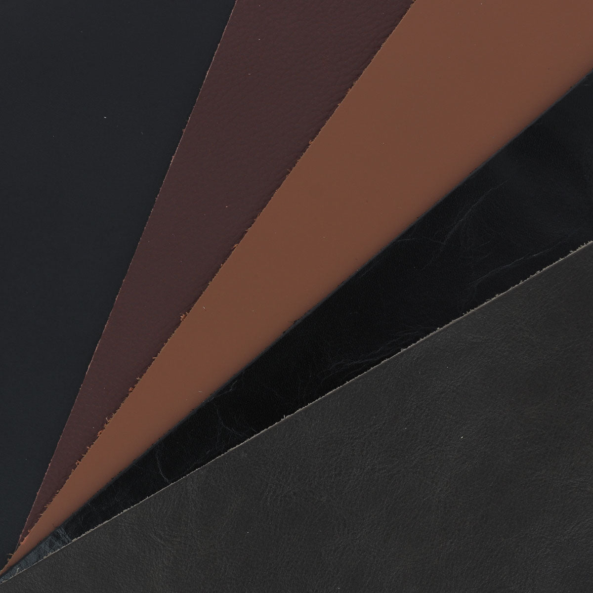 Lot surprise de 5 morceaux de cuir noir et marron de 30x40cm de la marque Deco Cuir, divers et idéaux pour projets créatifs.