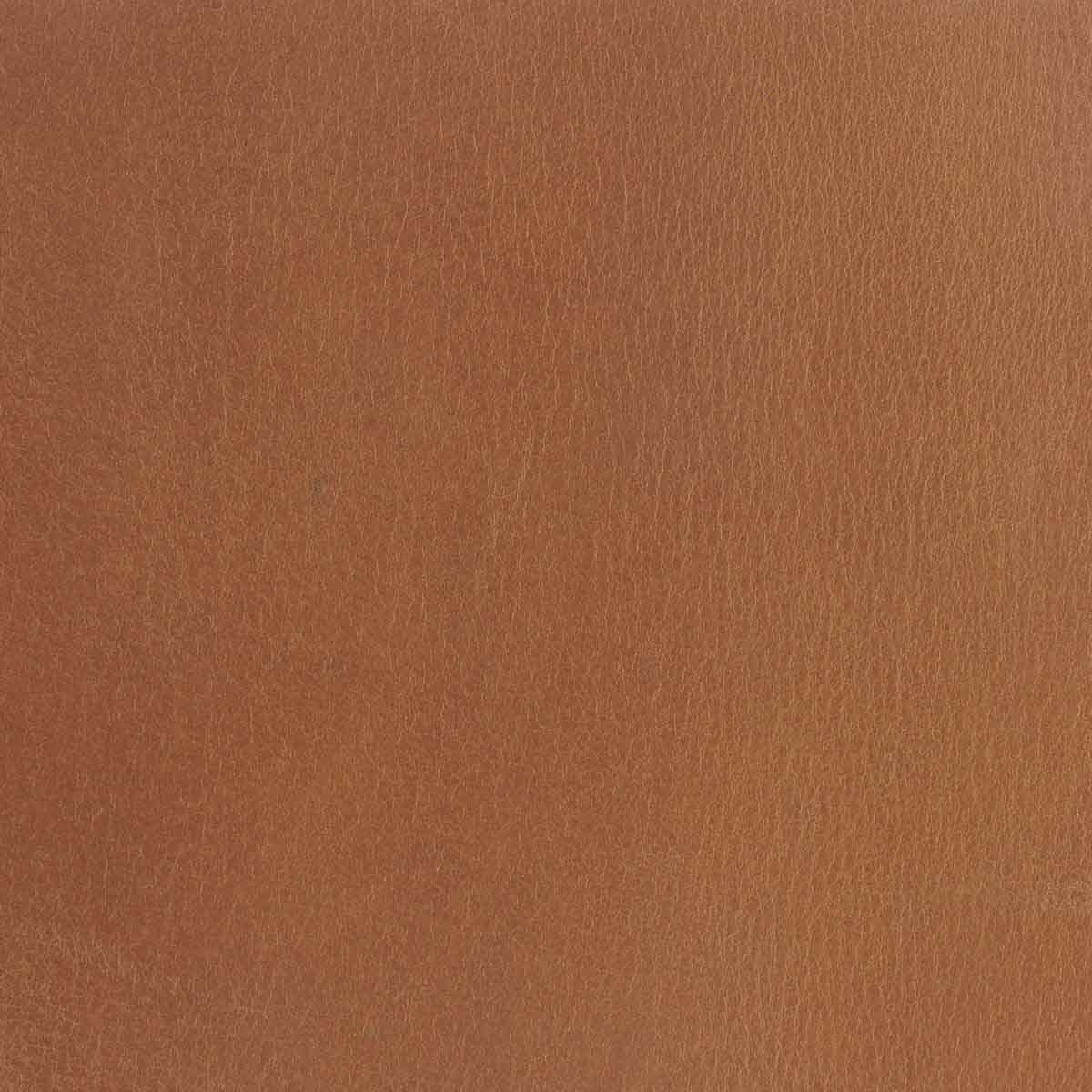 Morceau de cuir de croupon tannage végétal de couleur cognac, destiné à la maroquinerie ou à la couture, par une marque générique.
