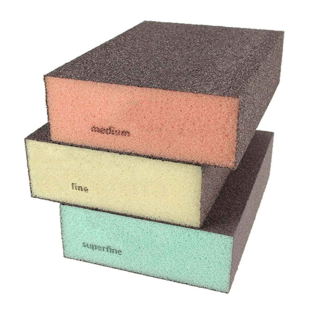 Trois éponges abrasives Deco Cuir pour le nettoyage et le ponçage, adaptées aux outils de bricolage.