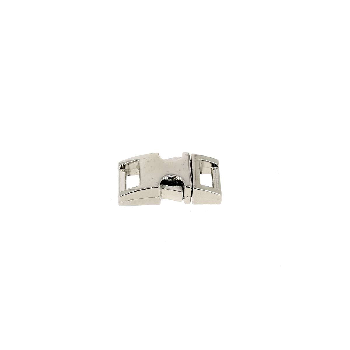 Fermeture clip en nickel pour bijoux, bouclerie de haute qualité, image montrant la fermeture en métal argenté brillant.