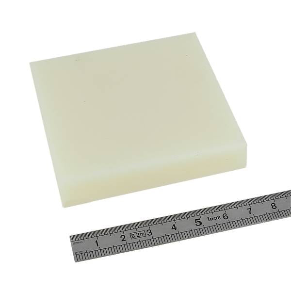 Planche de découpe en ERTALON 75x75 mm et 15 mm d'épaisseur, outil de découpe de la marque Deco Cuir.