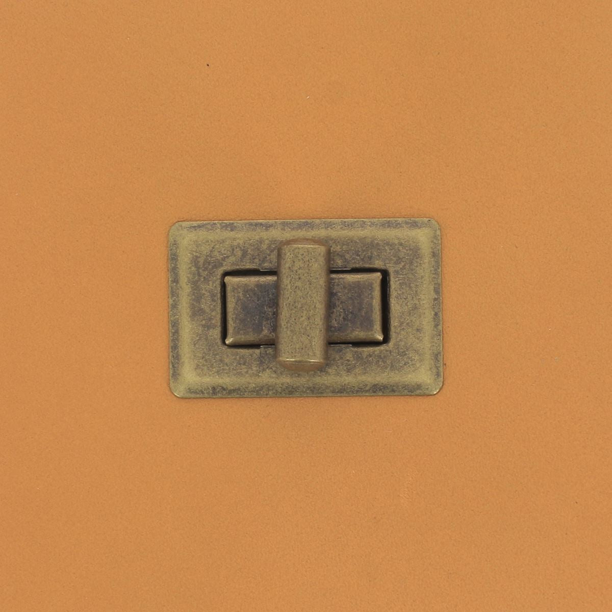 Fermoir pour sac en acier rectangulaire 30x16mm, accessoire de fixation pour sac, finition résistante et élégante.