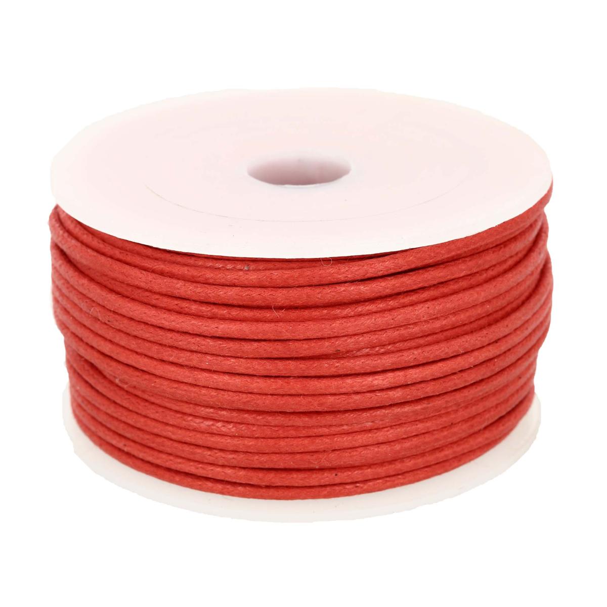 Bobine de 25m de cordon en coton tressé ciré rouge de 2 mm de la marque Deco Cuir, vue en gros plan.