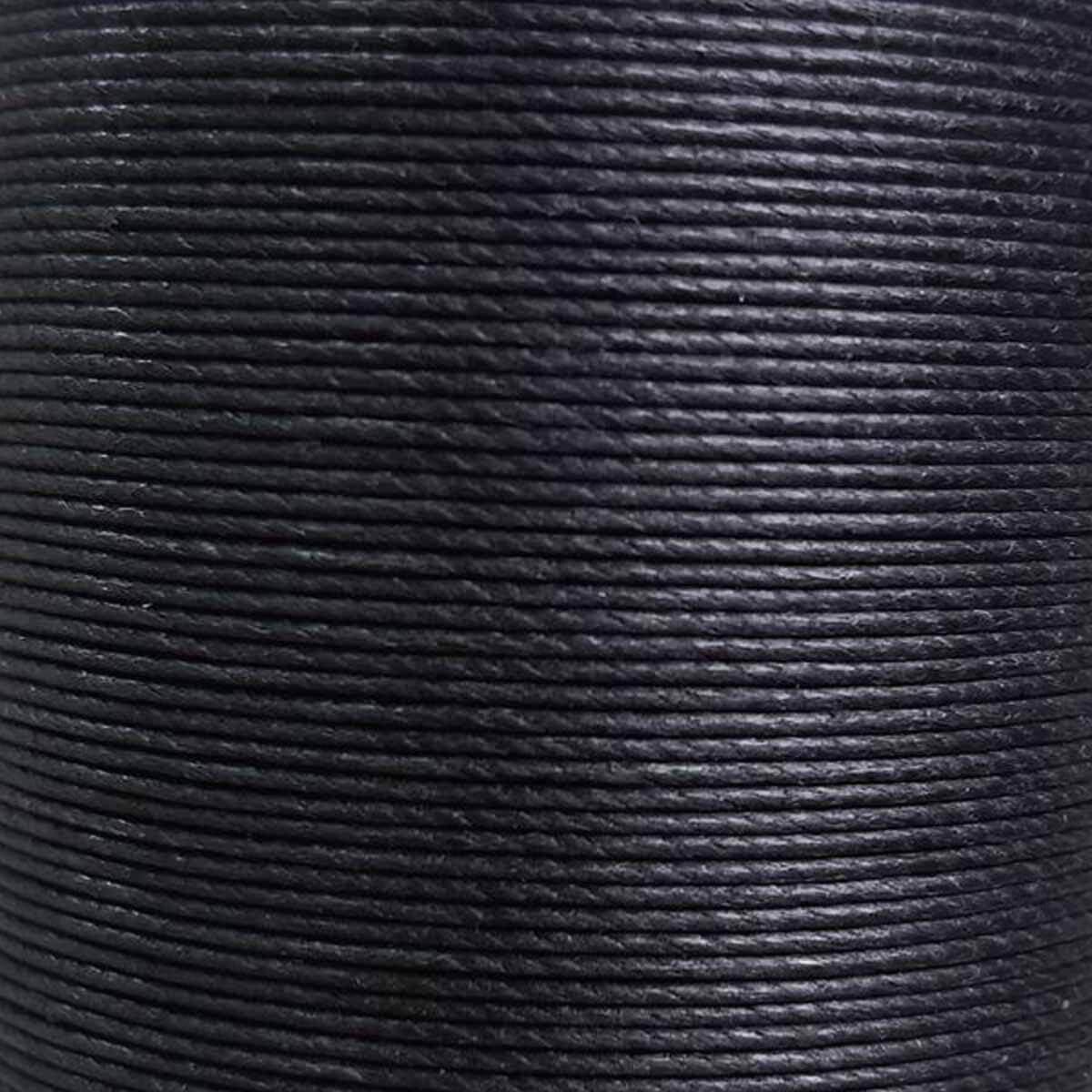 Bobine de 50m de fil de lin ciré MeiSi noir, super fin M60, 0,65 mm pour mercerie, vue en gros plan.