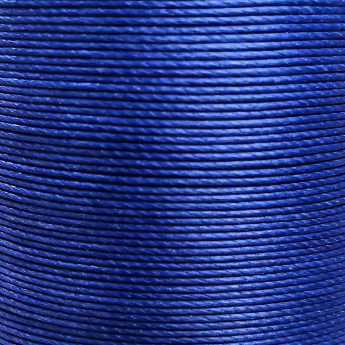 Bobine de 90m de fil de lin ciré MeiSi super fin M40 0,45 mm en bleu électrique, vue rapprochée.