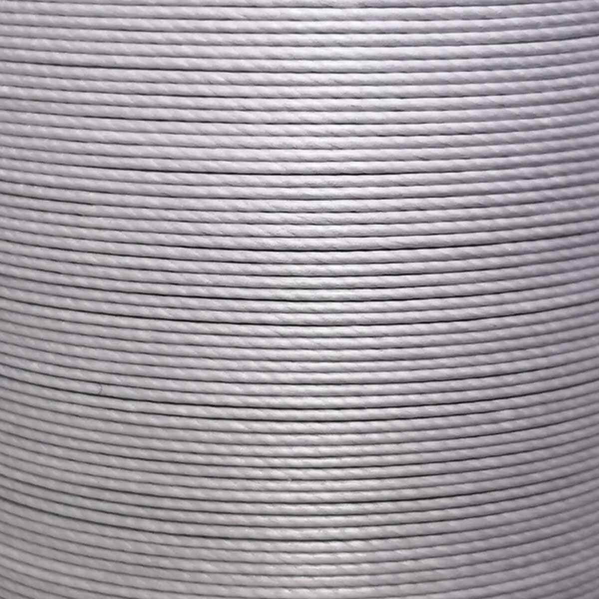 Bobine de 50m de fil de lin ciré MeiSi argent, 0,65 mm, mercerie fine M60, vue en gros plan.
