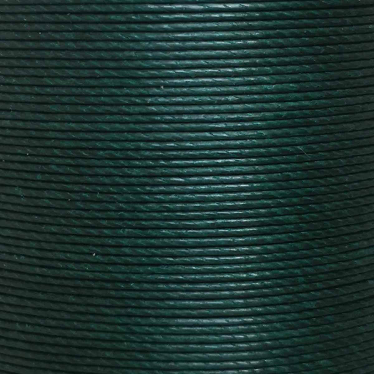 Bobine de 90m de fil de lin ciré MeiSi M40 vert profond, 0,45 mm, pour mercerie, vue en gros plan.