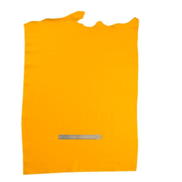 Peau de cuir de vachette SWEET 2 de couleur jaune soleil, texture lisse et souple, pour projets de maroquinerie ou décoration.