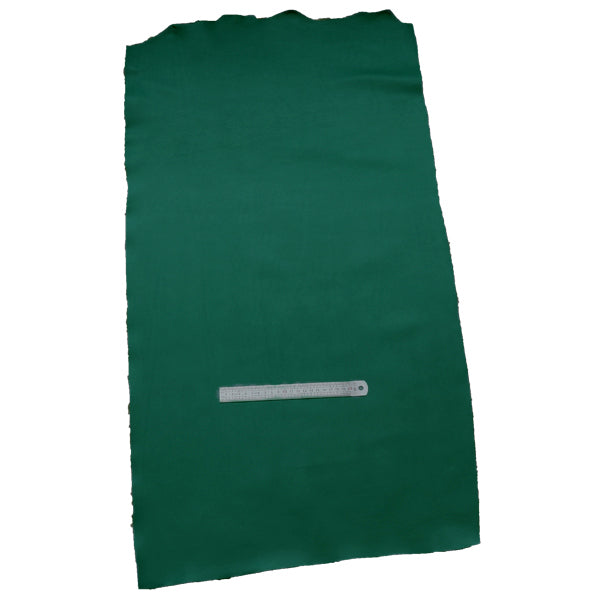 Peau de cuir de vachette vert SWEET 2, souple et naturelle, vue en gros plan, idéale pour la maroquinerie ou la couture.