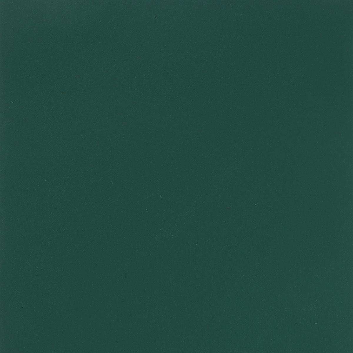 Morceau de cuir veau SATINLYS vert, pièce de cuir souple pour maroquinerie ou couture, avec texture lisse et brillante.