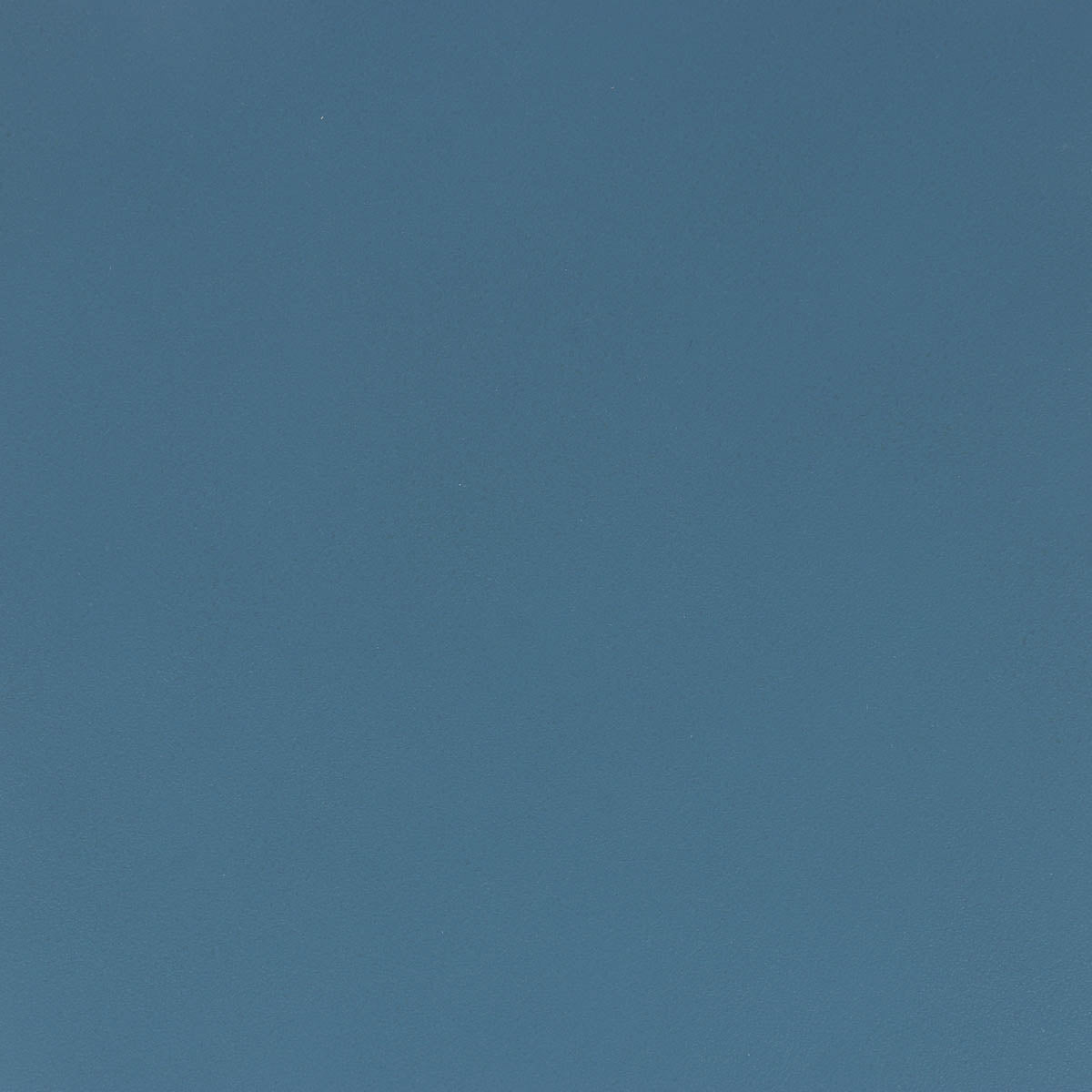 Morceau de cuir en veau satinly bleu azur, texture douce et brillante, pour artisanat et création de maroquinerie.