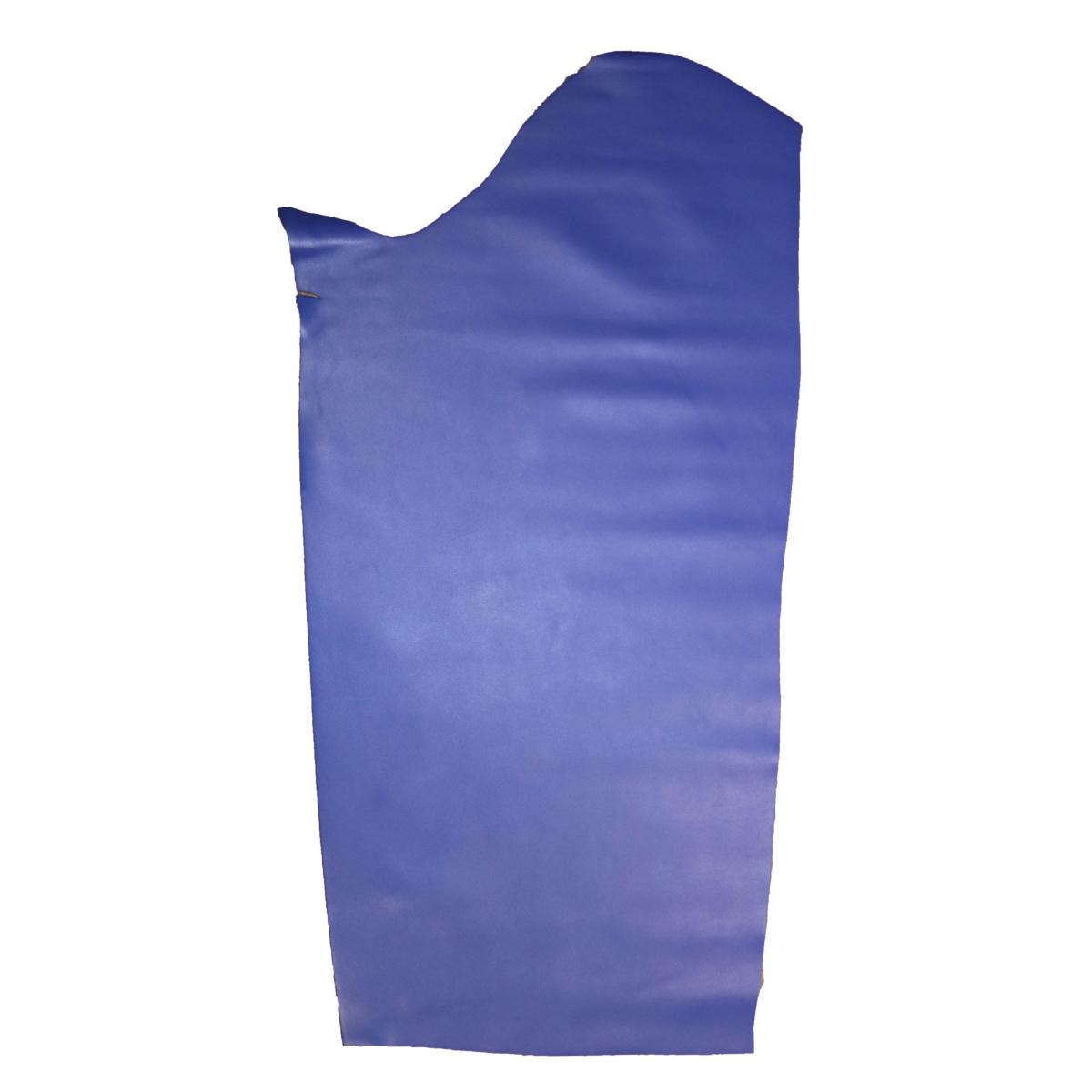 Peau de cuir de veau SATINLYS bleue, gros plan montrant la texture lisse et brillante du cuir naturel.