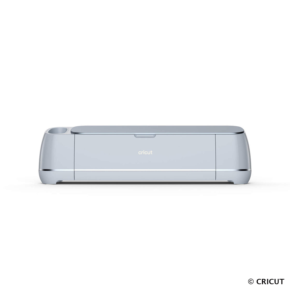 Outil Cricut Maker 3 de la marque Cricut, vue de face avec accessoires et surface de travail.