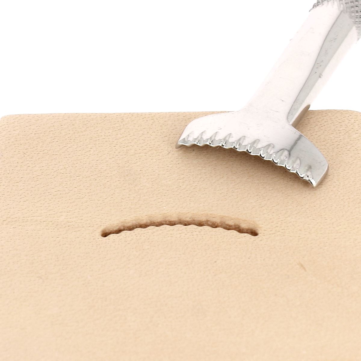 Outil Matoir Veiners Wiggler de Barry King Tools, outil de tatouage avec manche en bois et pointe fine pour détails précis.