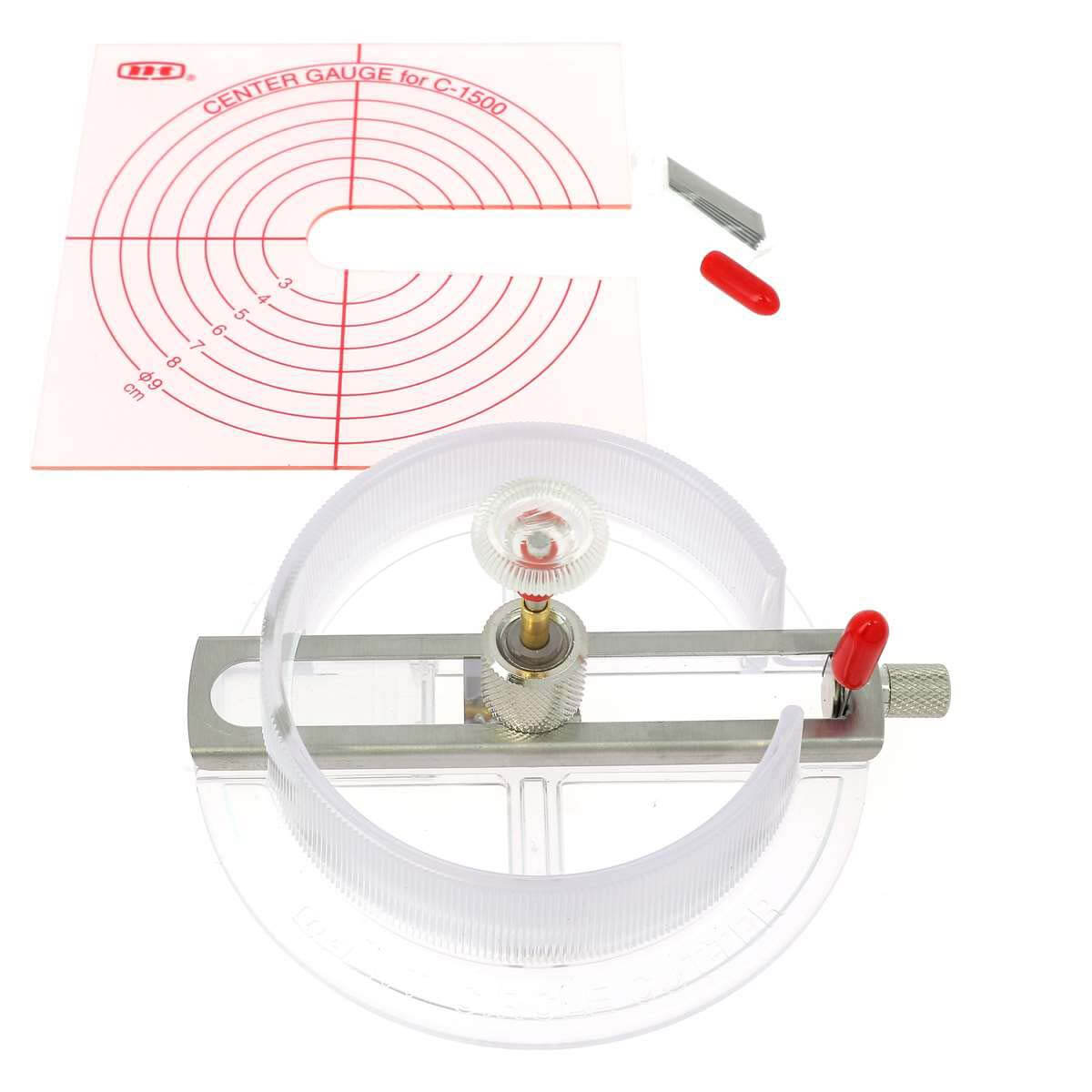 Cutter circulaire NT Cutter IC-1500P, outil de coupe japonais, avec lame de 1,8 à 17 cm, en action sur une surface de travail.