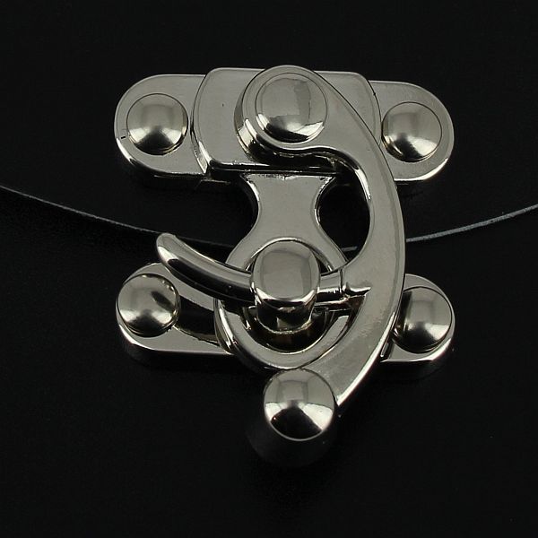 Fermoir pivotant à droite nickelé, 39x45 mm, accessoire en métal pour bijoux ou créations artisanales.