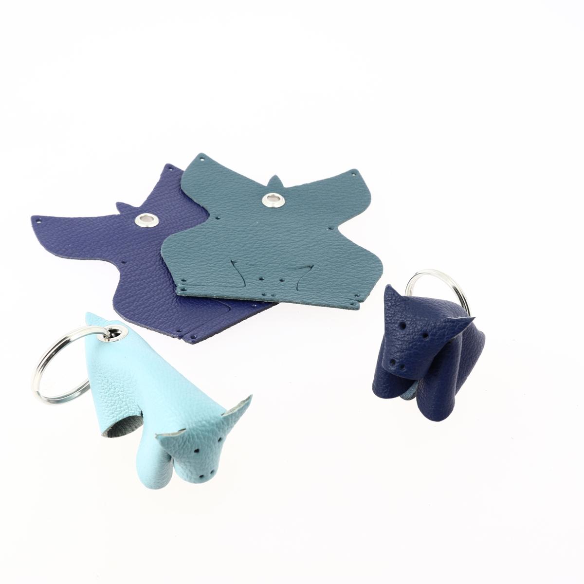 Découpes de cuir bleu pour kit BUFFLE porte-clés en cuir à monter soi-même, par Deco Cuir, avec pièces visibles.
