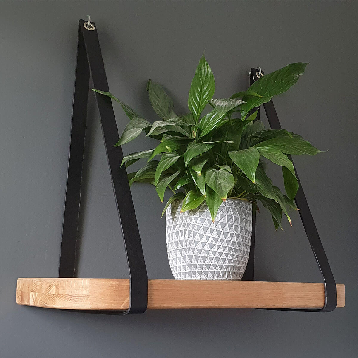 Kit étagère murale Deco Cuir avec 2 lanières en cuir et œillets pour suspendre et décorer.