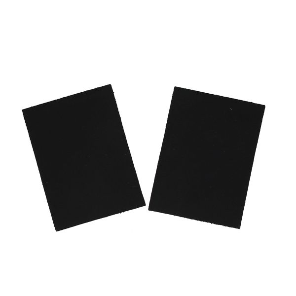 Deux morceaux de cuir autocollant Deco Cuir pour protection de pince sellier, visibles avec surface lisse et finition naturelle.