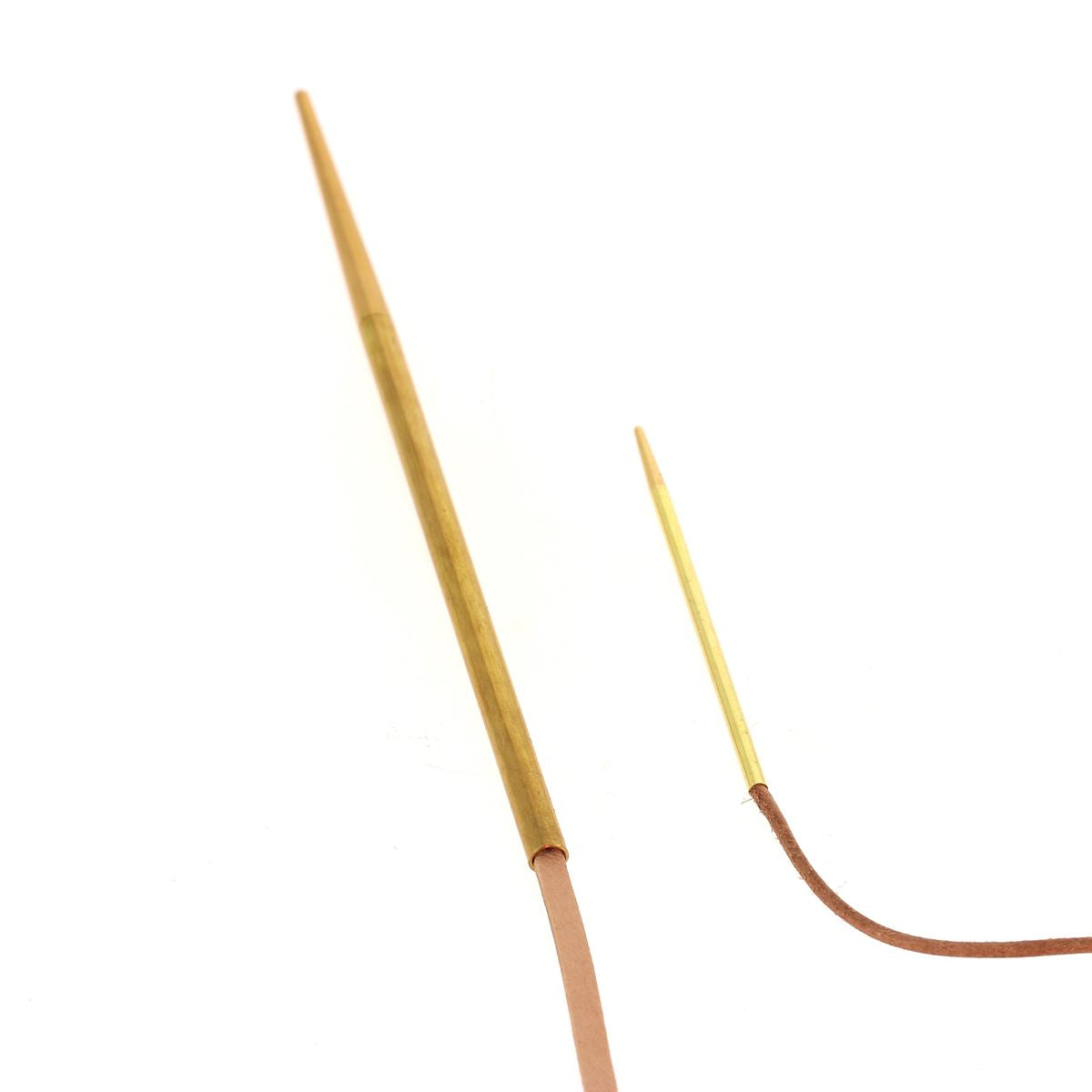 Aiguille passe-lacet en cuir Ivan, bout conique, pour la mercerie, avec une finition élégante et un design pratique.
