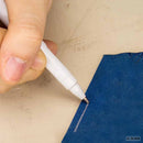 Crayon argent effaçable pour cuir Ivan, outil pour marquer et effacer sur surface en cuir, visible dans l'image.