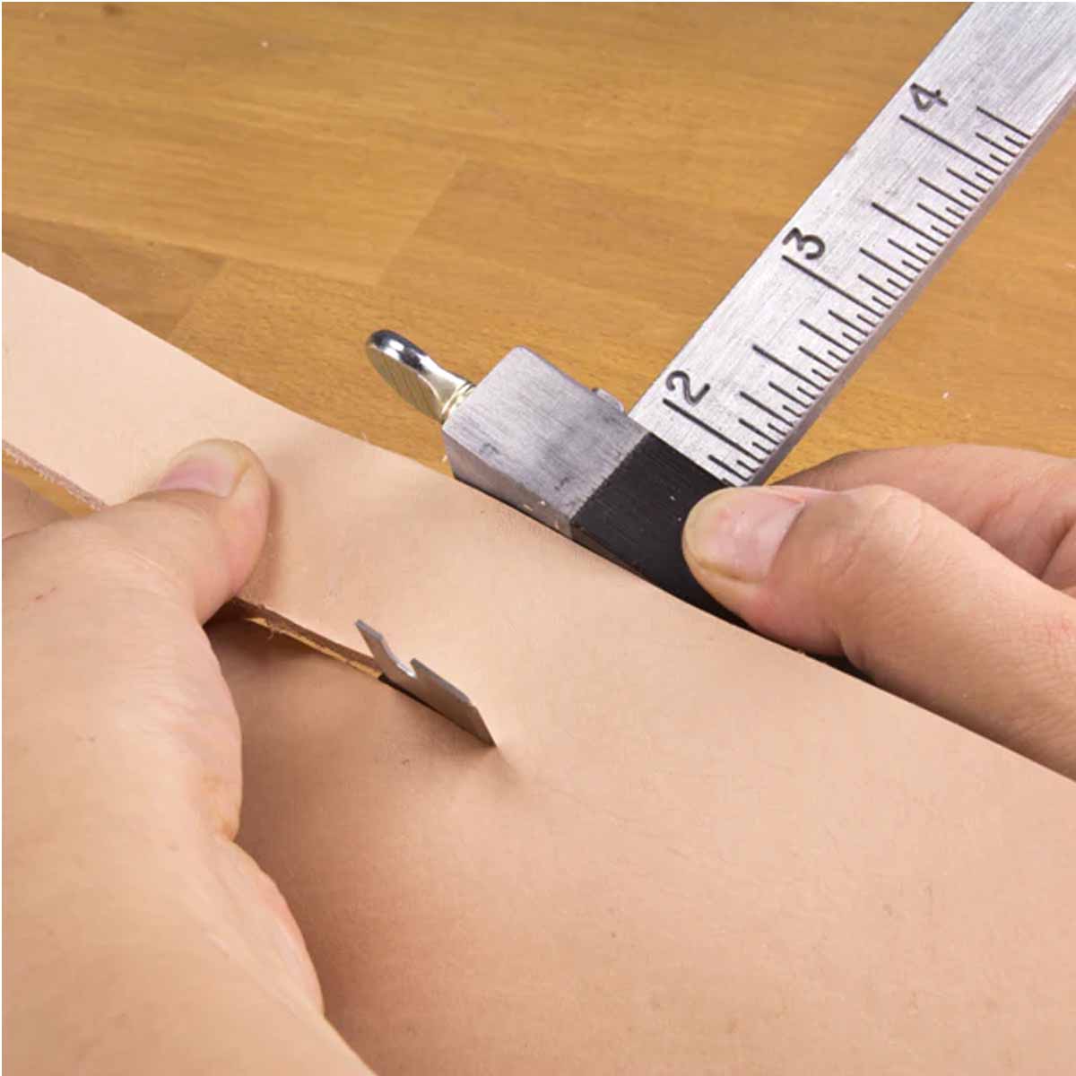 Outils coupe-lanières en cuir avec lames en métal, fabriqué par Ivan, pour découper des lanières en cuir avec précision.