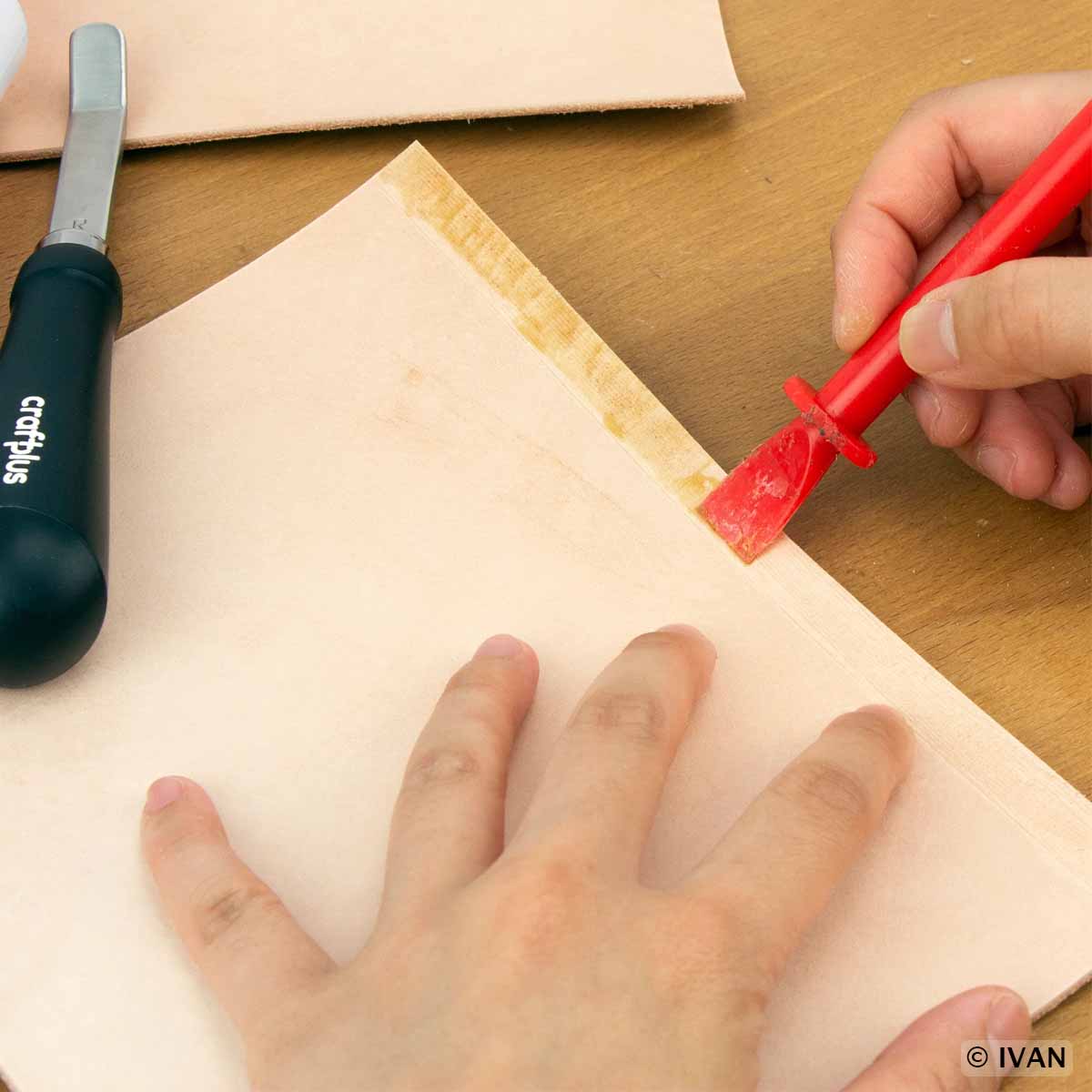 Spatule réutilisable pour colle Ivan 3431, idéale pour appliquer de la colle sur cuir avec précision.